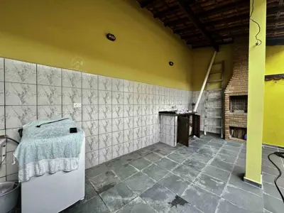 Casa - Térrea com Edícula com 3 quartos (sendo 1 suite(s)) a 800,00 metros praia.