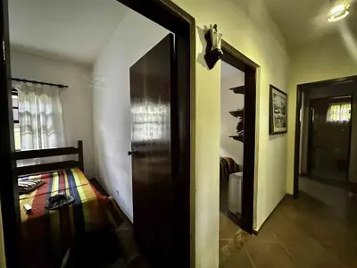 Casa - Térrea com Edícula com 3 quartos (sendo 1 suite(s)) a 800,00 metros praia.