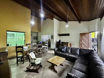Casa - Térrea com Edícula com 3 quartos (sendo 1 suite(s)) a 800,00 metros praia.