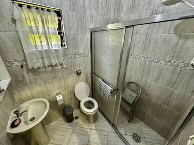 Casa - Térrea com Edícula com 3 quartos (sendo 1 suite(s)) a 800,00 metros praia.