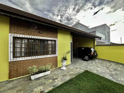 Casa - Térrea com Edícula com 3 quartos (sendo 1 suite(s)) a 800,00 metros praia.