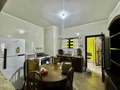 Casa - Térrea com Edícula com 3 quartos (sendo 1 suite(s)) a 800,00 metros praia.