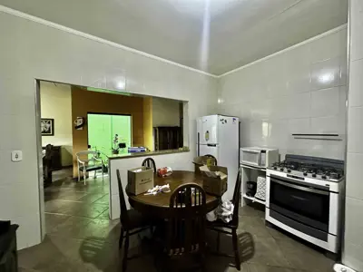 Casa - Térrea com Edícula com 3 quartos (sendo 1 suite(s)) a 800,00 metros praia.