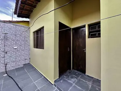 Casa - Térrea com Edícula com 3 quartos (sendo 1 suite(s)) a 800,00 metros praia.