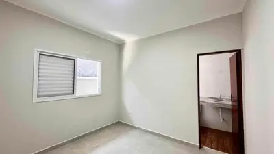 Casa - Térrea com 2 quartos (sendo 2 suite(s)) a 1500,00 metros praia.