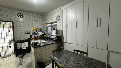 Casa - Térrea com 3 quartos (sendo 1 suite(s)) a 900,00 metros praia.