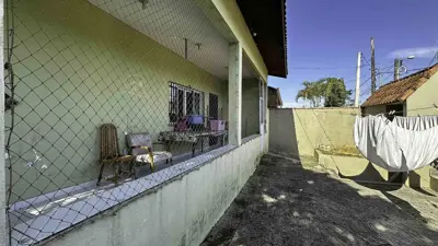 Casa - Térrea com 3 quartos (sendo 1 suite(s)) a 900,00 metros praia.