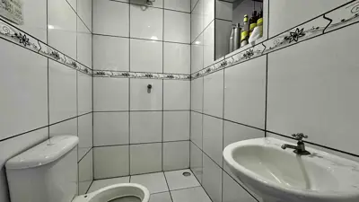 Casa - Sobrado com 3 quartos (sendo 2 suite(s)) a 1500,00 metros praia.