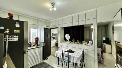 Casa - Térrea com Edícula com 2 quartos (sendo 1 suite(s)) a 700,00 metros praia.