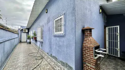 Casa - Térrea com Edícula com 2 quartos (sendo 1 suite(s)) a 700,00 metros praia.