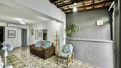 Casa - Térrea com Edícula com 2 quartos (sendo 1 suite(s)) a 700,00 metros praia.