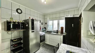 Casa - Térrea com Edícula com 2 quartos (sendo 1 suite(s)) a 700,00 metros praia.