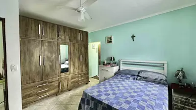 Casa - Térrea com Edícula com 2 quartos (sendo 1 suite(s)) a 700,00 metros praia.