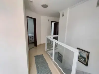 Apartamento - Triplex com 5 quartos (sendo 5 suite(s)) a 0,00 metros praia.