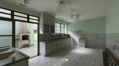 Casa - Térrea com Edícula com 3 quartos (sendo 1 suite(s)) a 350,00 metros praia.