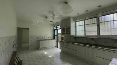 Casa - Térrea com Edícula com 3 quartos (sendo 1 suite(s)) a 350,00 metros praia.