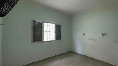 Casa - Térrea com Edícula com 3 quartos (sendo 1 suite(s)) a 350,00 metros praia.