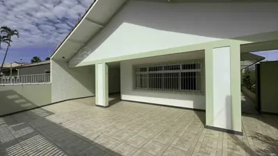 Casa - Térrea com Edícula com 3 quartos (sendo 1 suite(s)) a 350,00 metros praia.