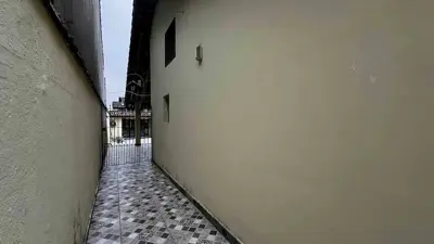 Casa - Térrea com 2 quartos (sendo 1 suite(s)) a 600,00 metros praia.