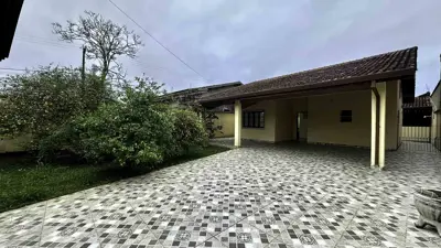 Casa - Térrea com 2 quartos (sendo 1 suite(s)) a 600,00 metros praia.