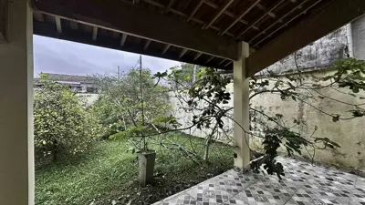 Casa - Térrea com 2 quartos (sendo 1 suite(s)) a 600,00 metros praia.
