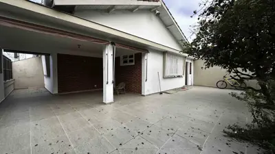 Casa - Térrea com 3 quartos (sendo 1 suite(s)) a 700,00 metros praia.