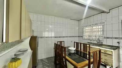 Casa - Sobrado com 3 quartos (sendo 1 suite(s)) a 400,00 metros praia.