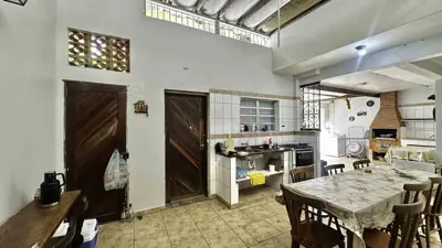 Casa - Sobrado com 3 quartos (sendo 1 suite(s)) a 400,00 metros praia.