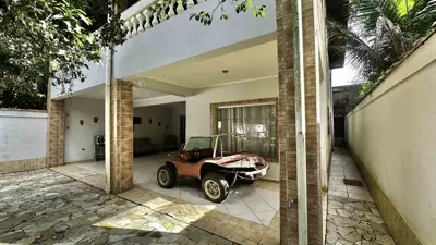 Casa - Sobrado com 3 quartos (sendo 1 suite(s)) a 400,00 metros praia.
