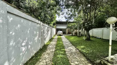 Casa - Sobrado com 3 quartos (sendo 1 suite(s)) a 400,00 metros praia.