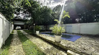 Casa - Sobrado com 3 quartos (sendo 1 suite(s)) a 400,00 metros praia.