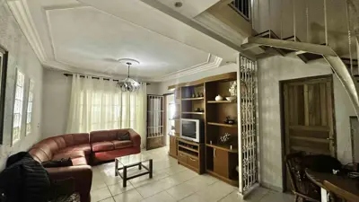 Casa - Sobrado com 3 quartos (sendo 1 suite(s)) a 400,00 metros praia.