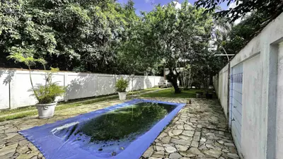 Casa - Sobrado com 3 quartos (sendo 1 suite(s)) a 400,00 metros praia.