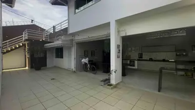 Casa - Sobrado com 5 quartos (sendo 5 suite(s)) a 100,00 metros praia.