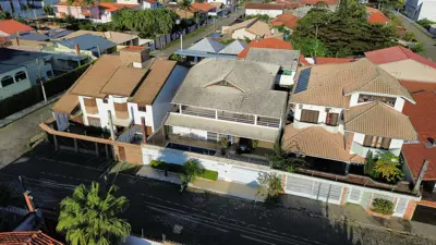 Casa - Sobrado com 5 quartos (sendo 5 suite(s)) a 100,00 metros praia.