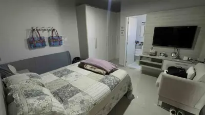 Casa - Sobrado com 5 quartos (sendo 5 suite(s)) a 100,00 metros praia.