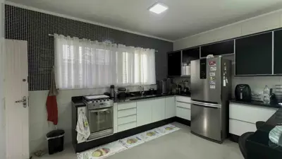 Casa - Sobrado com 5 quartos (sendo 5 suite(s)) a 100,00 metros praia.