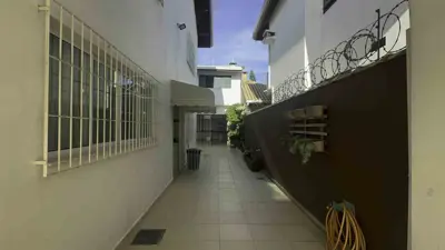 Casa - Sobrado com 5 quartos (sendo 5 suite(s)) a 100,00 metros praia.
