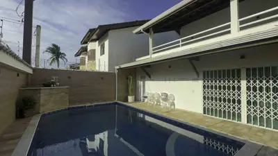 Casa - Sobrado com 5 quartos (sendo 5 suite(s)) a 100,00 metros praia.
