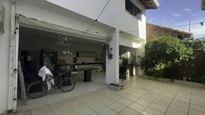 Casa - Sobrado com 5 quartos (sendo 5 suite(s)) a 100,00 metros praia.