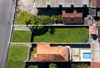 Terreno - Amplo com  quartos  a 1000,00 metros praia.