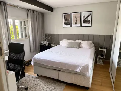 Casa - Sobrado com 4 quartos (sendo 0 suite(s)) a 1000,00 metros praia.