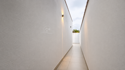 Casa - Térrea com piscina com 3 quartos (sendo 1 suite(s)) a 1500,00 metros praia.