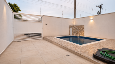 Casa - Térrea com piscina com 3 quartos (sendo 1 suite(s)) a 1500,00 metros praia.