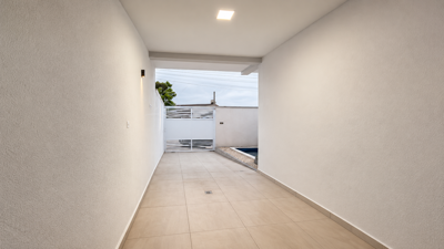 Casa - Térrea com piscina com 3 quartos (sendo 1 suite(s)) a 1500,00 metros praia.
