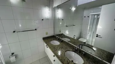 Casa - Sobrado com 4 quartos (sendo 2 suite(s)) a 0,00 metros praia.
