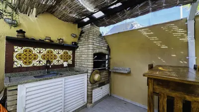 Casa - Sobrado com 4 quartos (sendo 2 suite(s)) a 0,00 metros praia.