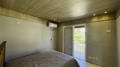 Casa - Sobrado com 4 quartos (sendo 2 suite(s)) a 0,00 metros praia.