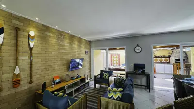 Casa - Sobrado com 4 quartos (sendo 2 suite(s)) a 0,00 metros praia.
