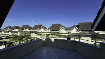 Casa - Sobrado com 4 quartos (sendo 2 suite(s)) a 0,00 metros praia.